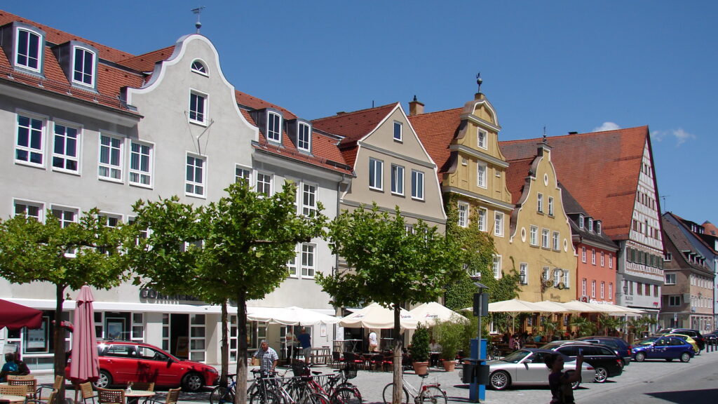 Ein Foto, das den Weinmarkt in Memmingen zeigt.